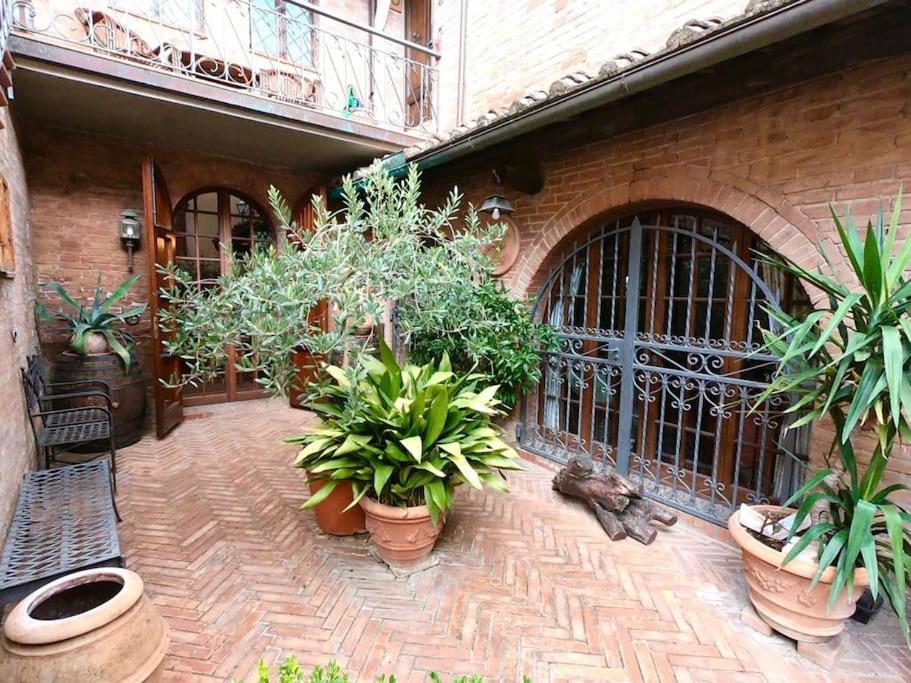 Casa Lazzaro Al Centro Di Siena Villa Exterior photo